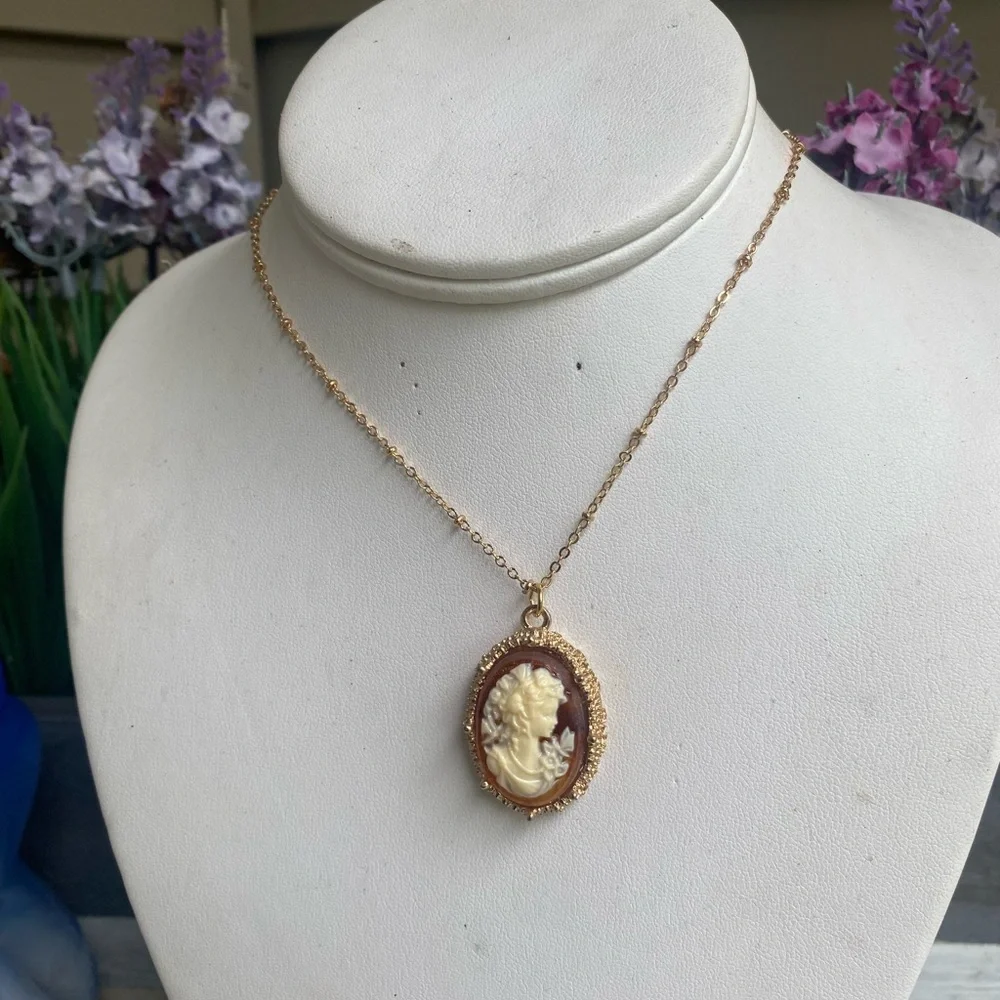 Elegant Gold Cameo Pendant Necklace - Picture 5 of 9
